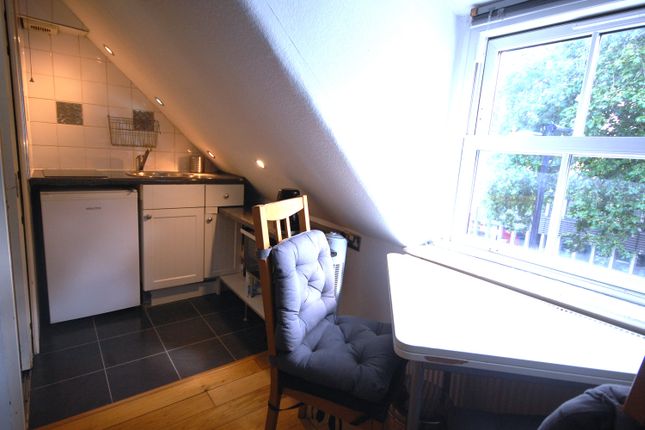 Flat 6,466a, Chiswick High Road, London photo 4