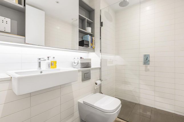 Main Bathroom.Jpg