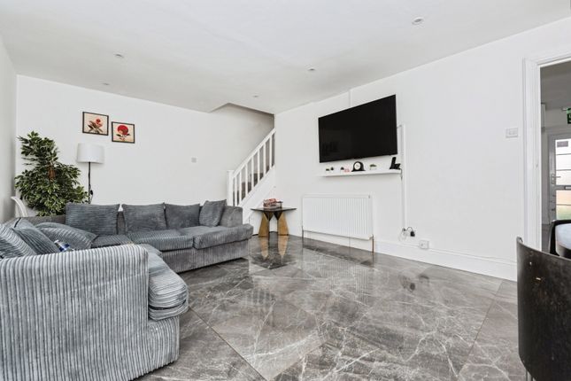 4, Giffordside, Grays photo 2