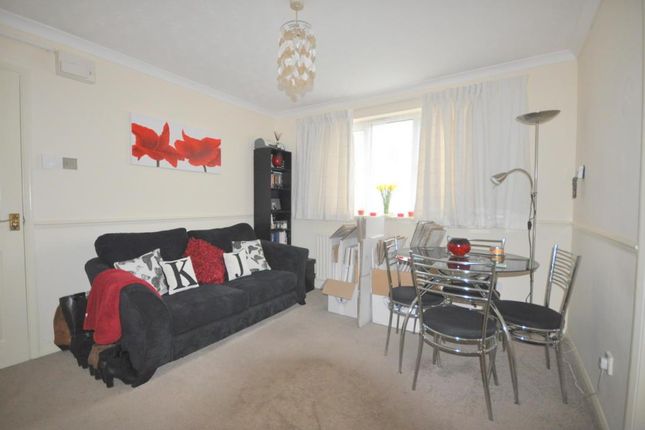 37, The Lawns, Hemel Hempstead photo 2