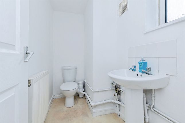 156, Rowanberry Avenue, Leicester photo 4