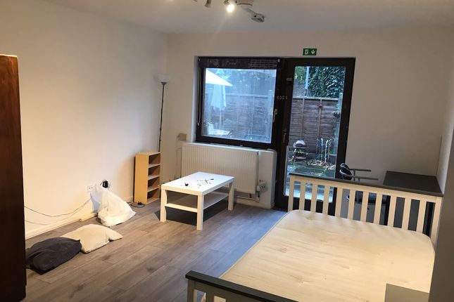 Thumbnail Shared accommodation to rent in Carrol Close, London