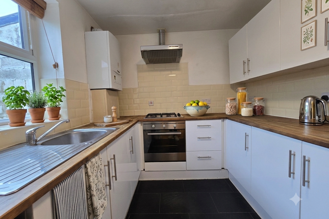 96, Gilders Road, Chessington photo 4