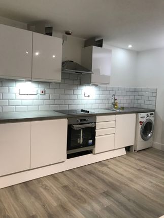 Flat to rent in High Road, Southampton