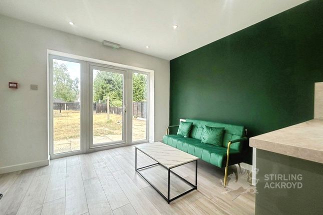 ROOM 2, 24, Maple Grove, Surrey photo 2