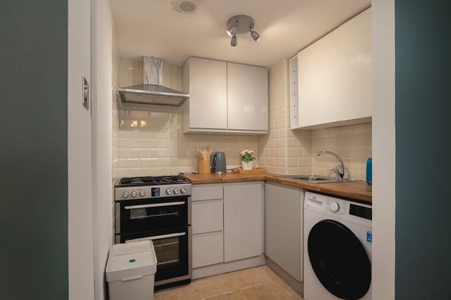 Flat to rent in Oriental Place, Brighton