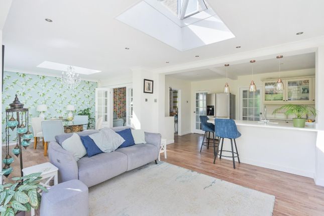 3, Avenue Close, Tadworth photo 4