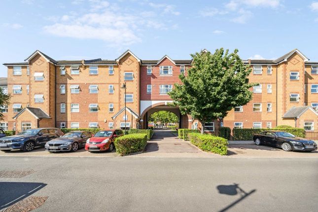 Flat for sale in Molyneux Drive, London