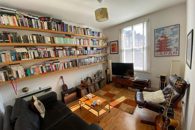 Flat to rent in St. Martin's Road, London