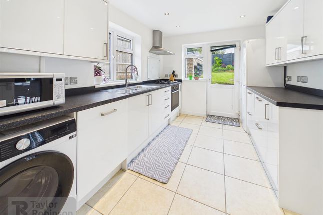 28, Rosedale Close, Crawley photo 3