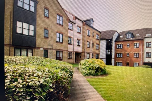 Flat for sale in The Ridings, Luton