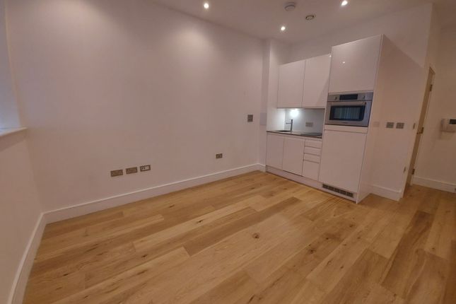 Flat to rent in Flowers Way, Luton LU1