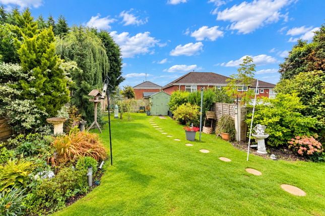 30, Southcott Avenue, Brierley Hill photo 3