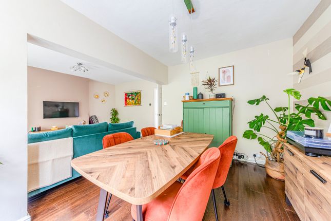 7, Wey Court, Addlestone photo 3