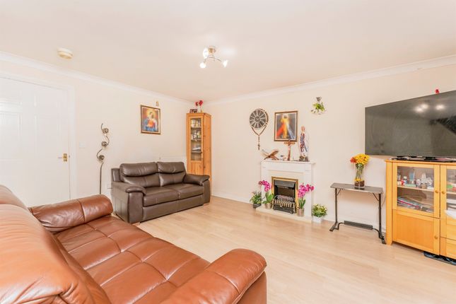 17, Abbots Close, Kettering photo 3
