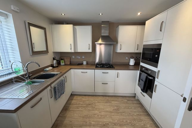 8, Red Hall Avenue, Wakefield photo 2