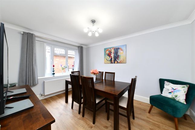 52, Thirlmere, Stevenage photo 4