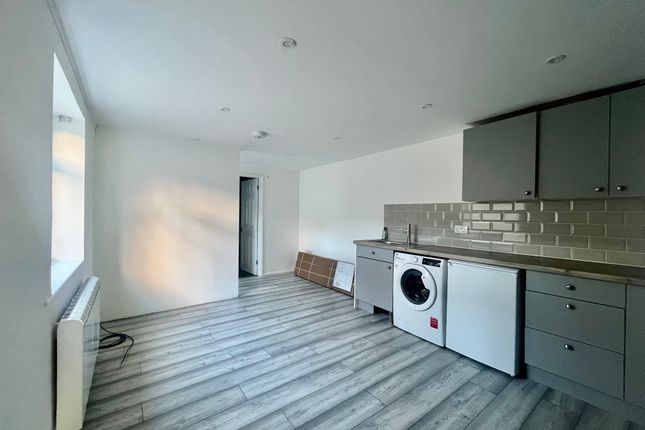 Flat to rent in Bargates, Christchurch