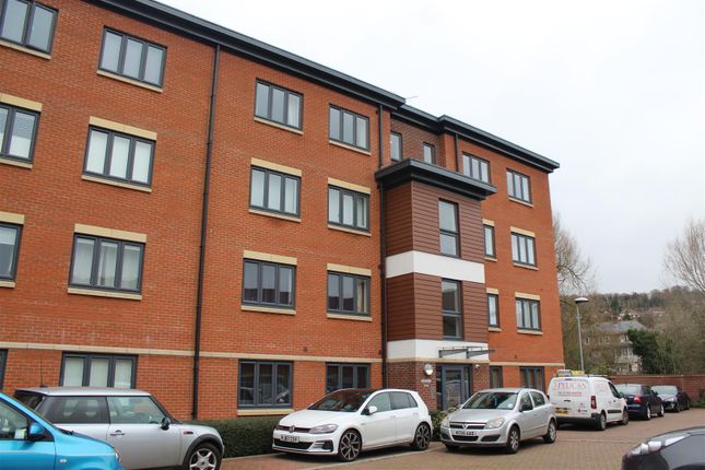 Flat to rent in Bartlett Crescent, High Wycombe