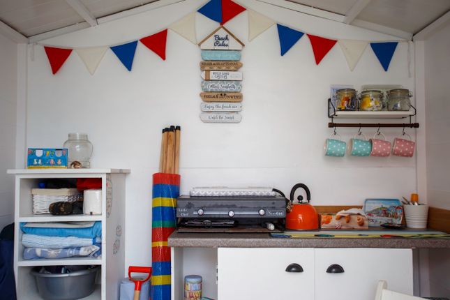 Beach Hut 285, Golf Road, Felixstowe photo 4