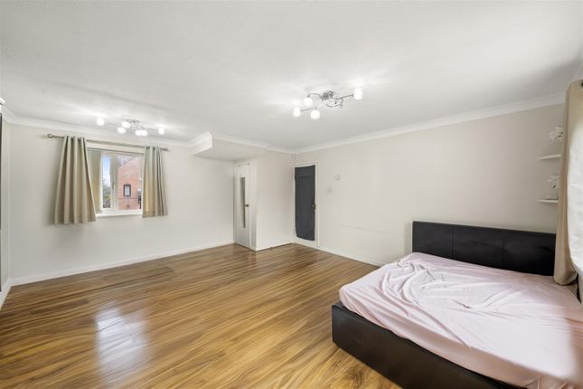 1, Kent Close, Uxbridge photo 4