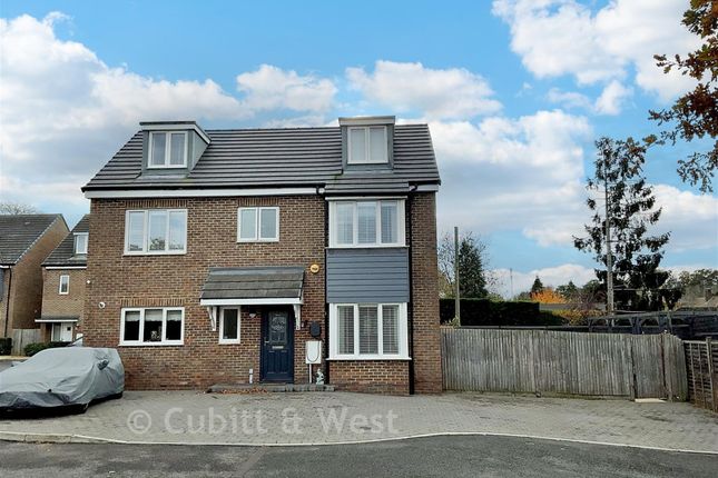 8, Donald Gardens, Hookwood photo 2