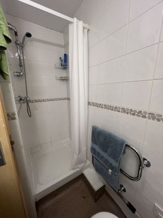 Flat to rent in Hyde Grove, Manchester
