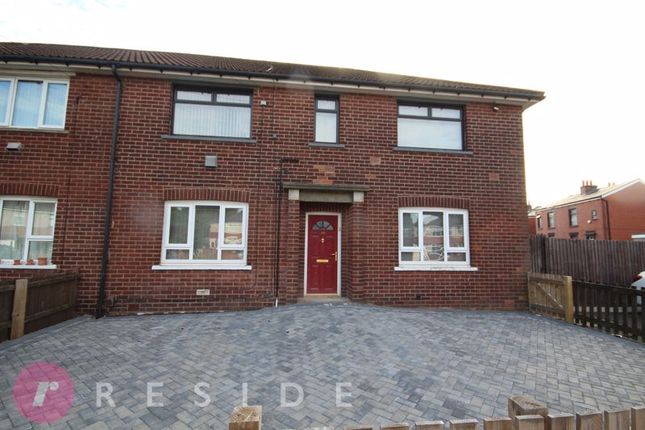 Flat to rent in Park Road, Rochdale