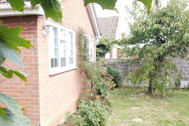 2, Canewdon Gardens, Wickford photo 3