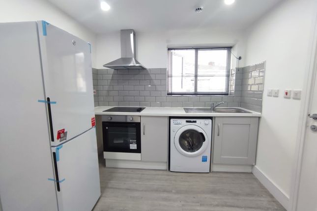 Thumbnail Flat to rent in Broadway, Cardiff