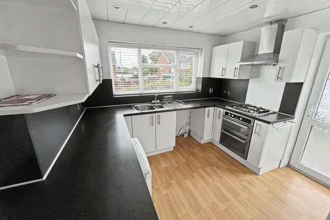 25 Rhodes Drive, Bury photo 4