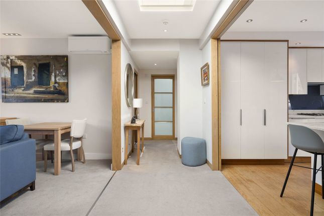 Flat K, 1-4, Eaton Square, London photo 4