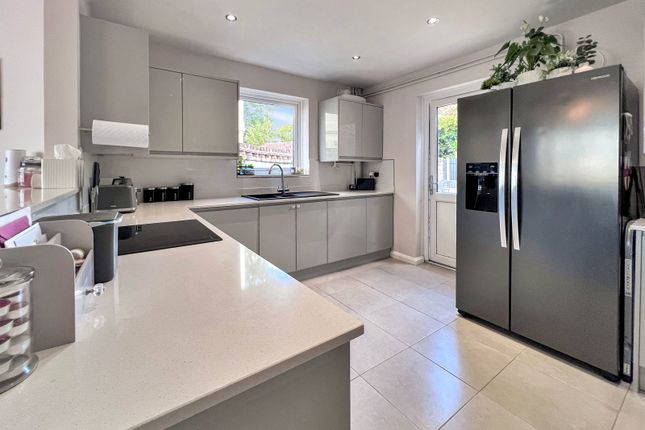 25, Trustons Gardens, Hornchurch photo 3