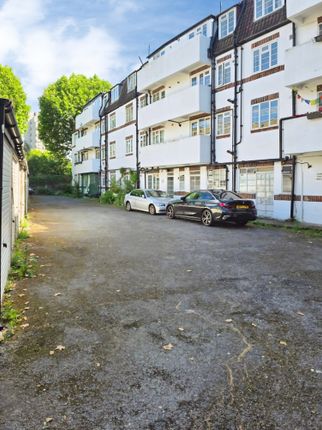 Studio house on Garage 4, Kenneth Court, Kennington Road, London, £180/mo