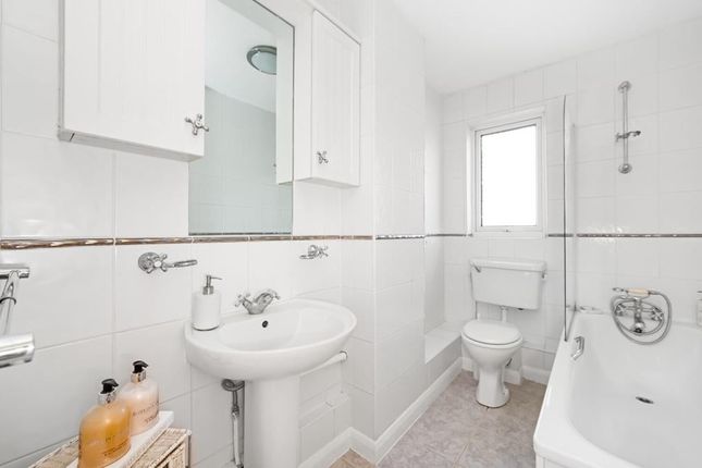 Flat for sale in Deans Gate Close, Forest Hill, London
