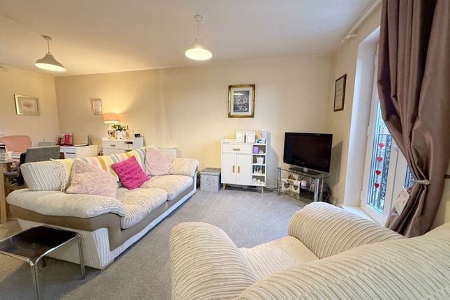 21, Eyam Way, Grantham photo 4