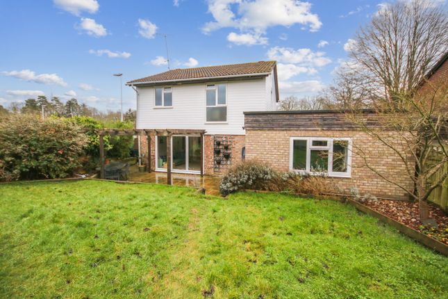 8, Stuart Way, East Grinstead photo 2