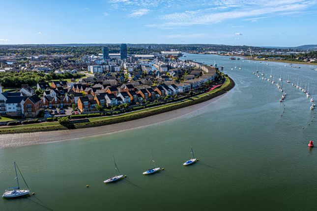 32 The Causeway, Chatham photo 2