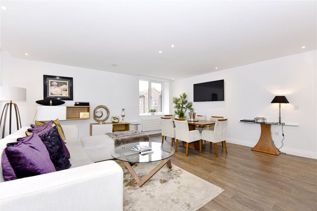 Thumbnail Flat to rent in Thames Avenue, Windsor, Berkshire