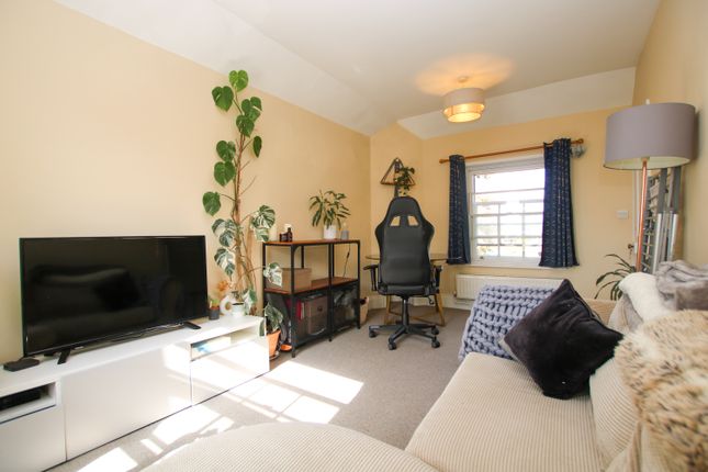 Flat 2, Coronation Stables, Station Approach, Newmarket photo 2