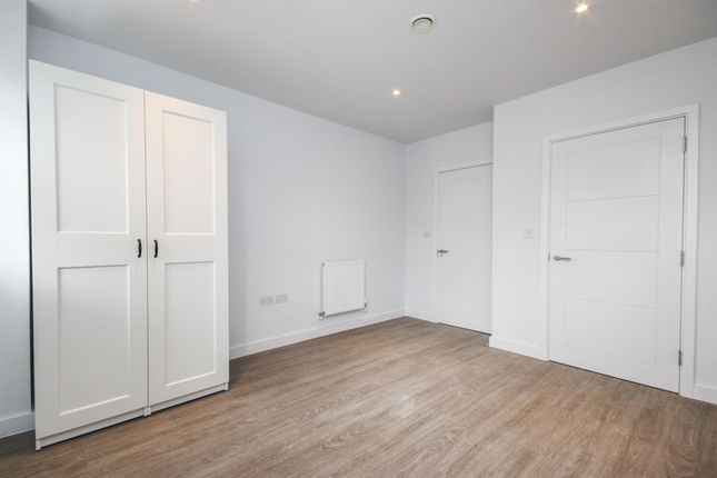 Flat to rent in High Road, London