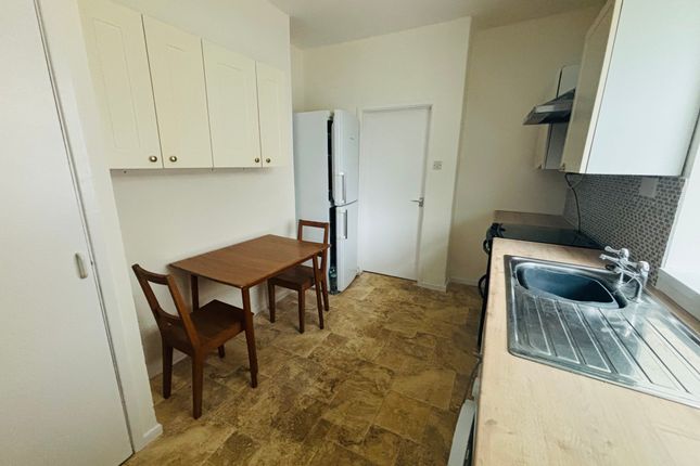 Flat to rent in Grove Terrace, Penarth