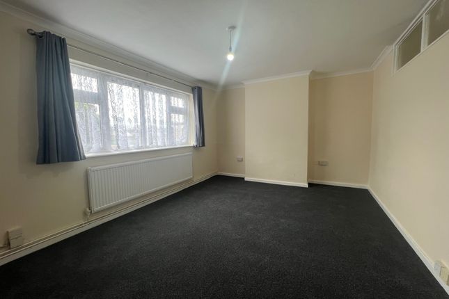 16 Little Gearies,, Cranbrook Road, Ilford photo 4