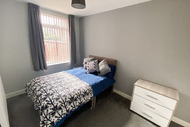 Room 2, 14 Royal Avenue, Doncaster photo 2