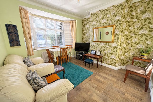 200 Gantshill Crescent, Ilford photo 3