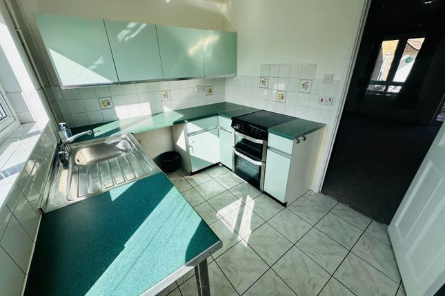 16, Thornford Drive, Swindon photo 4