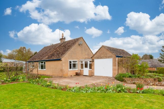Bungalow to rent in Lampitts Green, Wroxton, Banbury