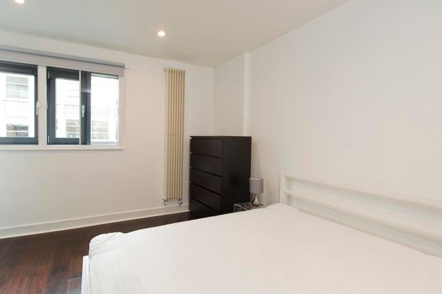 Flat to rent in Lexington Apartments, City Road, Old Street, London