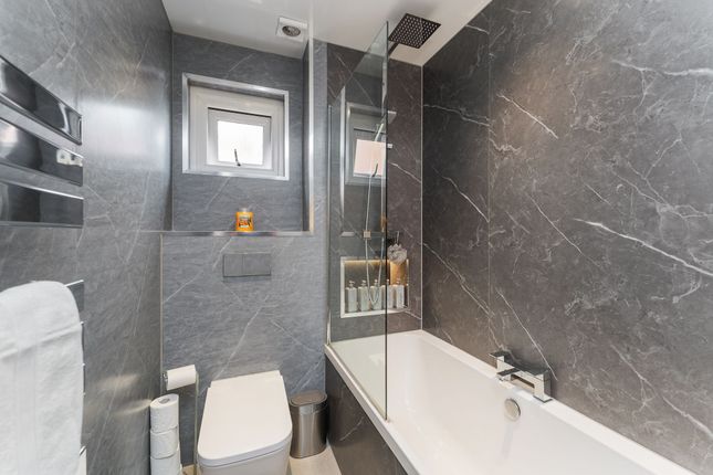 17 Laurence Gardens, Glasgow photo 4