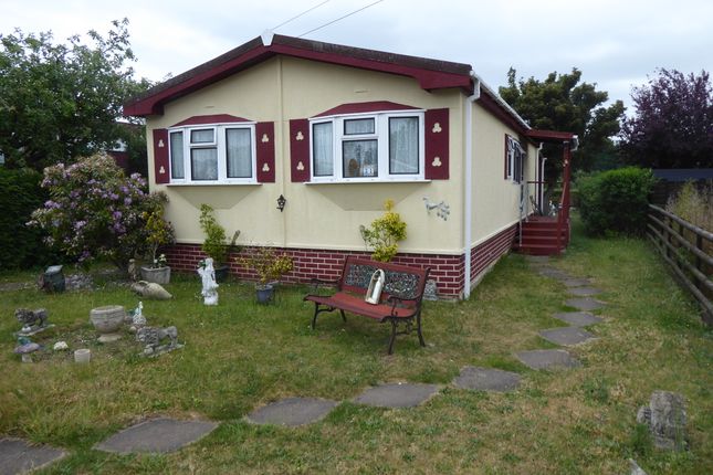 2-bed caravan on 31 Frogmill Spinney, Hurley Riverside Park, Hurley, Maidenhead, £250,000